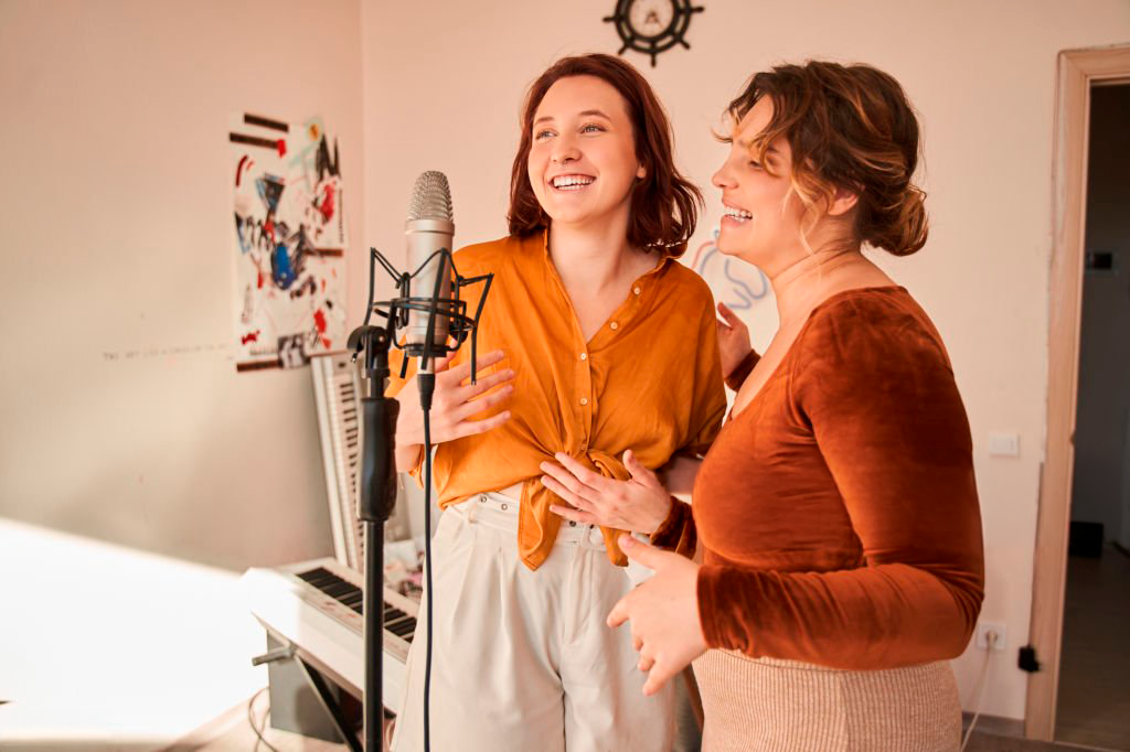Deux personnes qui chantent ensemble lors d’un cours de chant en duo